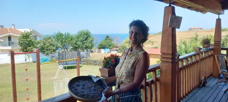 Нора готви на тераса край морето