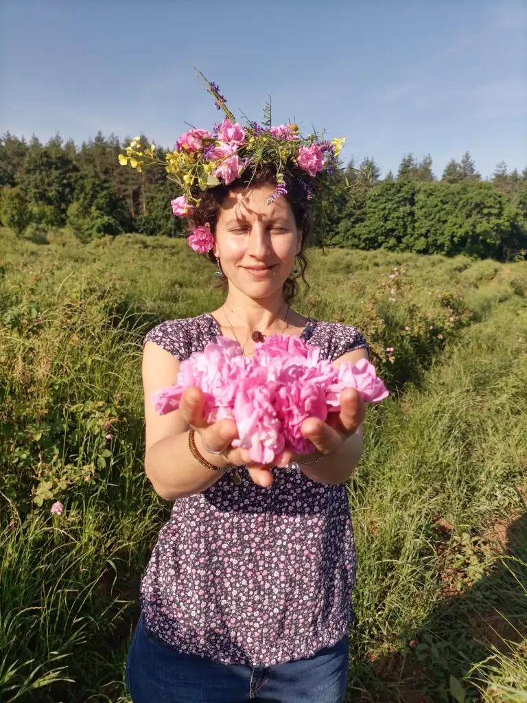 Нора с венец от цветя и шепа розов цвят